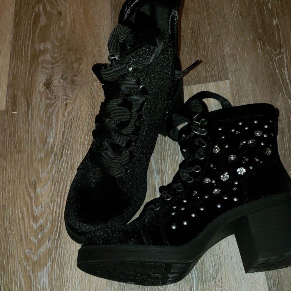Shoes - Picture 2 of 3